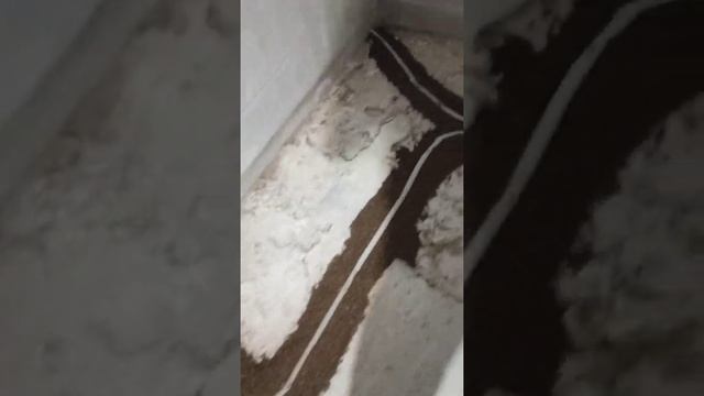 Подготовка к механизированной полусухой стяжке пола, большие перепады, сухая засыпка KNAUF. смотреть онлайн