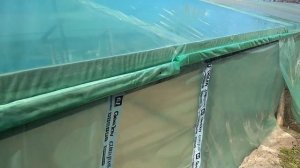 Накрытие балагана плёнкой.Крепление плёнки к теплице,самый простой способ