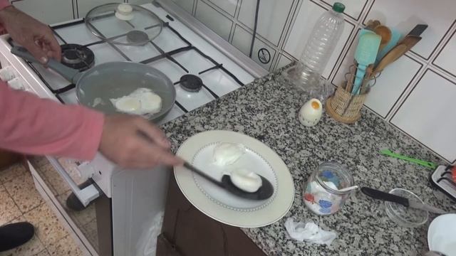 СВАРИТЬ ЯЙЦА без скорлупы. Два ПРОСТЫХ и ОРИГИНАЛЬНЫХ рецепта - как сварить яйца. УЧЕБНОЕ ВИДЕО. смотреть онлайн