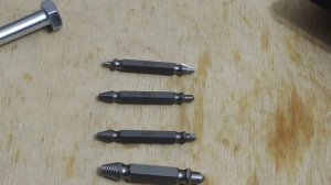 Как выкрутить сломаный болт или саморез