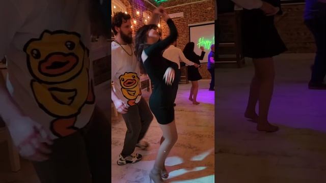 Бачата импровиз на вечеринке ✨ #bachata #бачата #бачататанец смотреть онлайн
