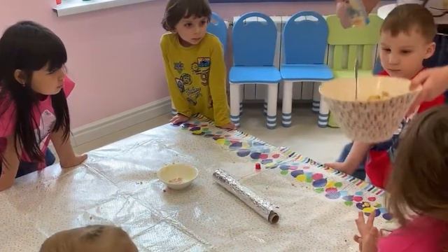 Готовим с детьми шоколадную колбаску в мини-саду смотреть онлайн