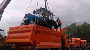 ?Погрузка тракторов МТЗ в самосвалы Volvo