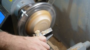 Чайное блюдце на токарном станке.