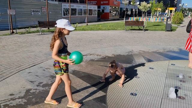Ника дрессирует мяч на фонтане смотреть онлайн