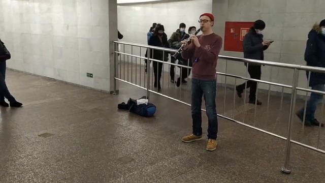 Despacito on clarinet by street musician in the Saint Petersburg subway смотреть онлайн
