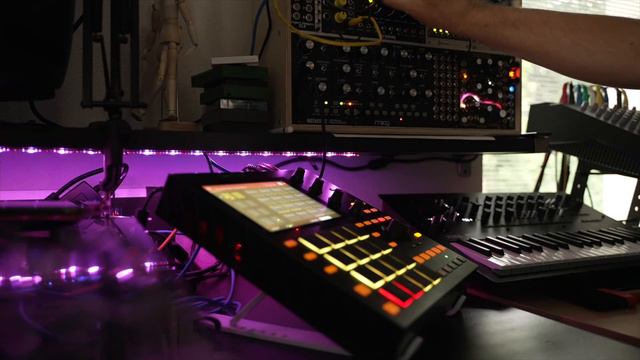 Moog Mother-32 minimal Techno JAM смотреть онлайн