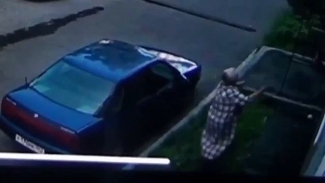 Женщина спасла ребёнка который выпал из окна. смотреть онлайн