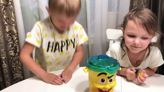 Дима и Алиса играют с мусорным ведром и мухами