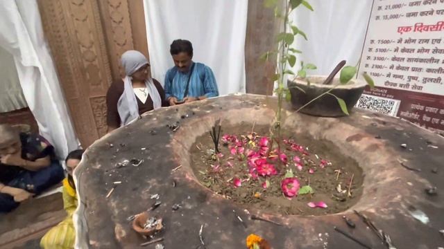 Он был построен 5000 лет назад. Самопроявленное божество. Река Ямуна.