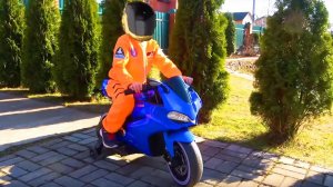 Astronaut Ride on Sportbike and Funny baby Super Lev play with New Car