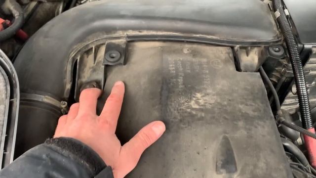 Замена воздушного фильтра и проверка уровня антифриза в дизеле BMW N57. смотреть онлайн