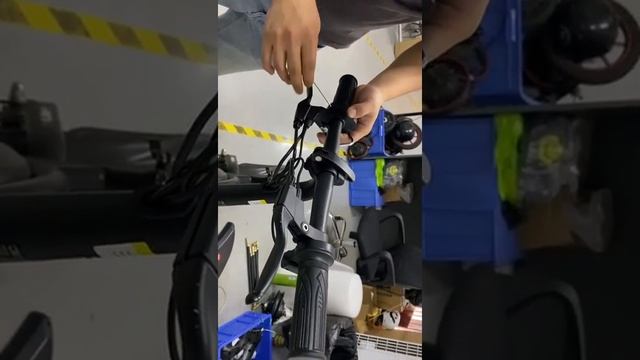 Kugoo Kirin B2 (KugooKirin V1) Replacement Handlebar Step 1 (KugooKirin V1 更换转把1)