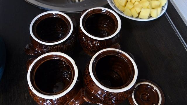 МЯСО В ГОРШОЧКАХ С ГРИБАМИ И ОВОЩАМИ смотреть онлайн