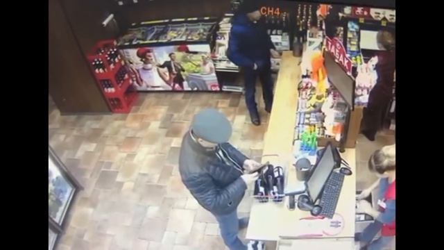 В Чебоксарах мужчина расплатился несколько раз краденой банковской картой и попал в объектив камеры