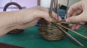 Как сплести корзинку-малышку из бумажной лозы. Мастер-класс