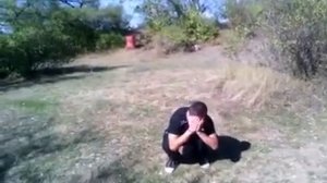 Трогает за ЯЙЦА смотрите