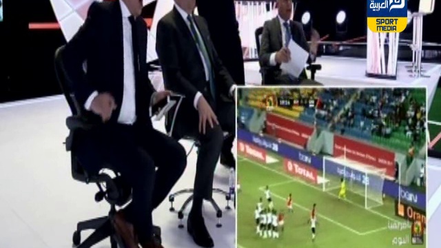 رد فعل جنوني من نبيل معلول على هدف محمد صلاح الصاروخي في شباك غانا بحضور وائل جمعة смотреть онлайн