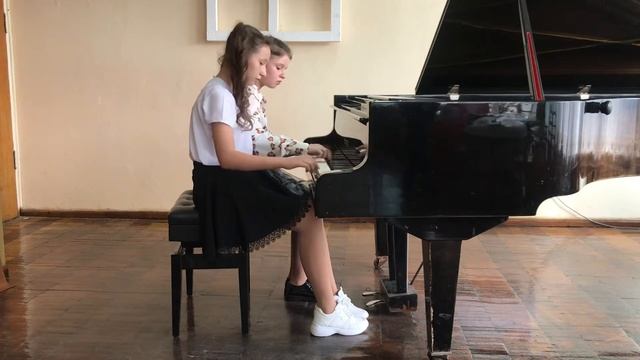 Playing duet: Zhuravko Anastasiya, Chervonenko Sofiia Н. Симонян Старик Хоттабыч смотреть онлайн