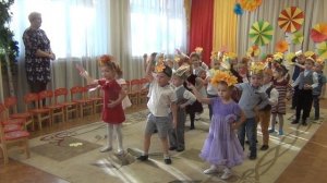 Простой вход на осенний утренник для средней группы. Танец с листочками