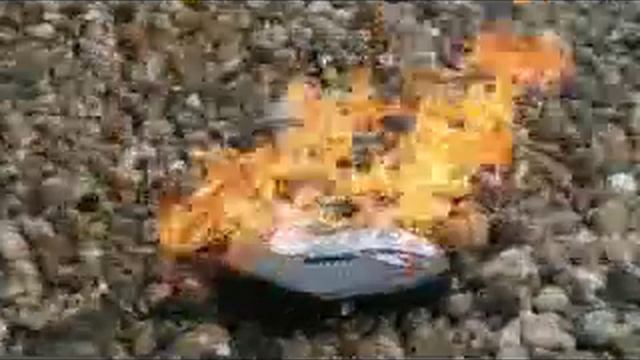 Fender Stratocaster on Fire! Hendrix-style Strat Mayhem! смотреть онлайн