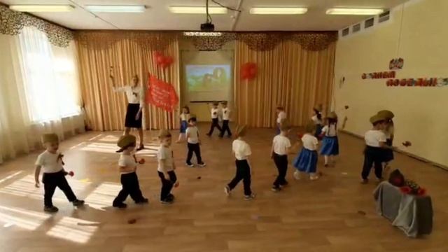 «Майский вальс» исполняют воспитатель и воспитанники группы 5, Педагог Мендус Марина Владимировна смотреть онлайн