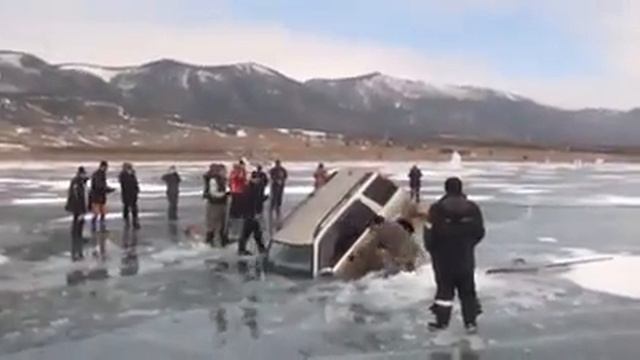 Достают машину из под льда смотреть онлайн