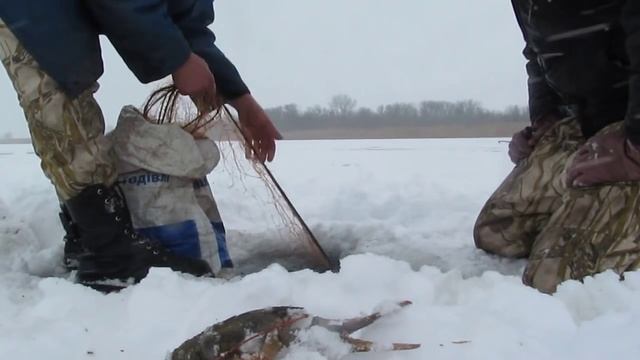 Зимняя рыбалка, снимаем сети 2 fishing with nets. смотреть онлайн