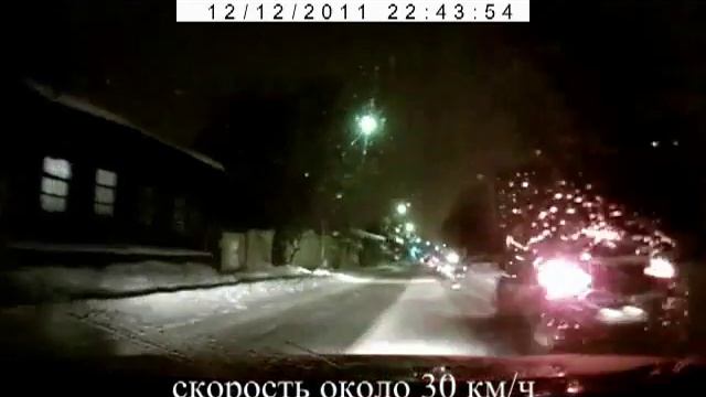 Придурок выехал на главную со двора вслепую. смотреть онлайн