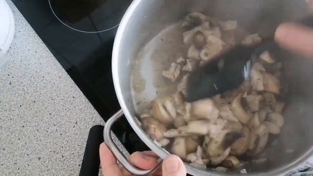 ПОТРЯСАЮЩЕ ВКУСНЫЙ ГРИБНОЙ СУП с СЫРОМ и Курицей. смотреть онлайн