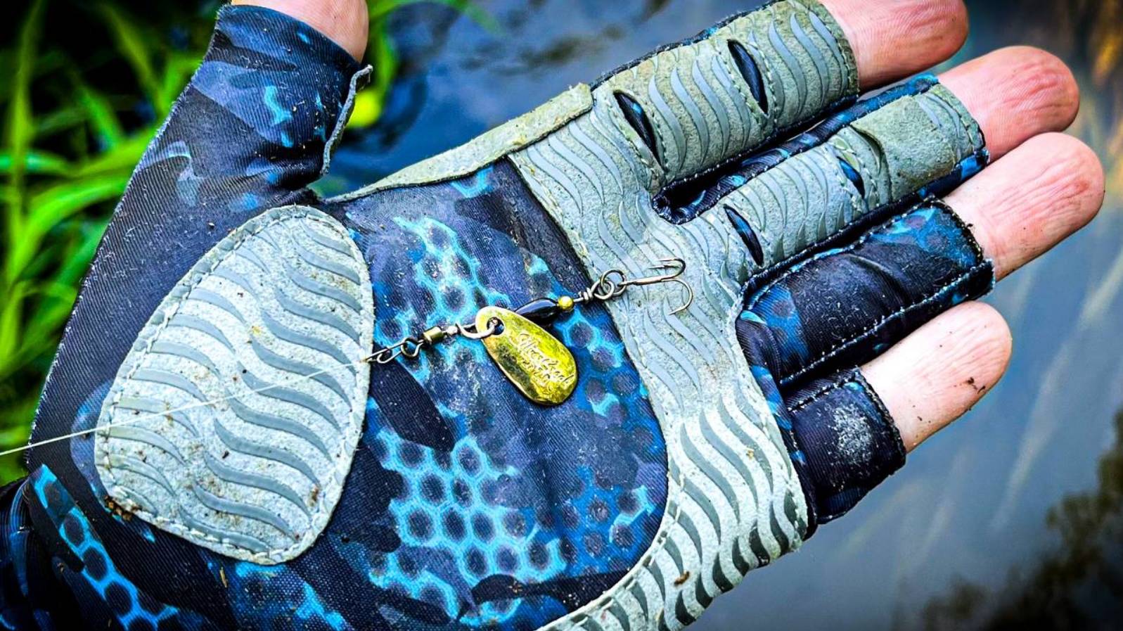 НЕ ПОЖАЛЕЛ что ВЗЯЛ ЭТУ БЛЕСНУ / БЕШЕНЫЙ КЛЕВ ГОЛАВЛЯ на РУЧЬЕ смотреть онлайн