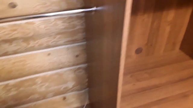 Встроенный шкаф-купе с зеркальными дверьми и антресолью на всю стену | от Мастерской Мебели смотреть онлайн