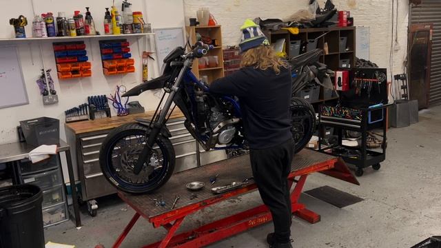 Yamaha WR 125 X Engine removal part 1 смотреть онлайн