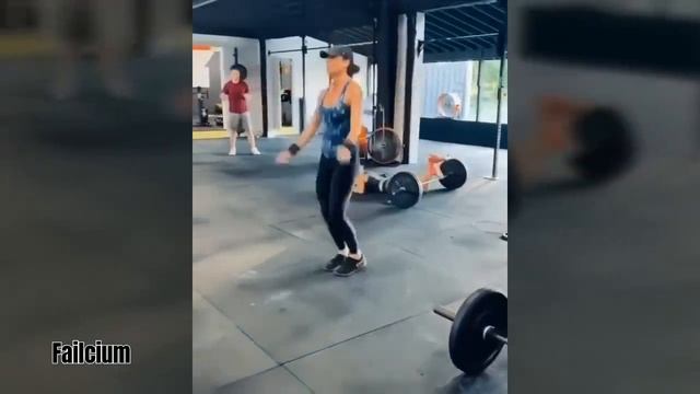 Funny Gym Fails Compilation - New Stupid Workout Fails 2020 смотреть онлайн