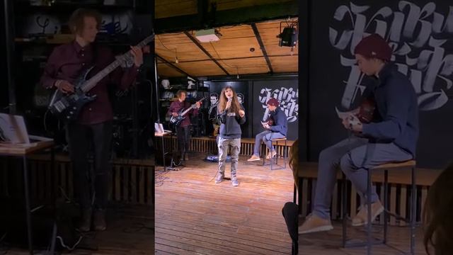 Группа Райдеры (или Трейдеры) исполняет песню Свет на открытом микрофоне в Красноярске смотреть онлайн