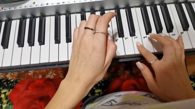 Маленькой ёлочке холодной зимой - песня на синтезаторе смотреть онлайн