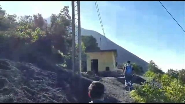 Climbing the Volcano Pacaya in Guatemala смотреть онлайн