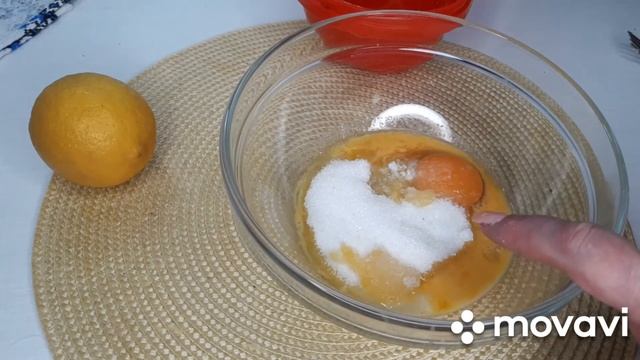 Оладьи с клубникой и йогуртовым сиропом