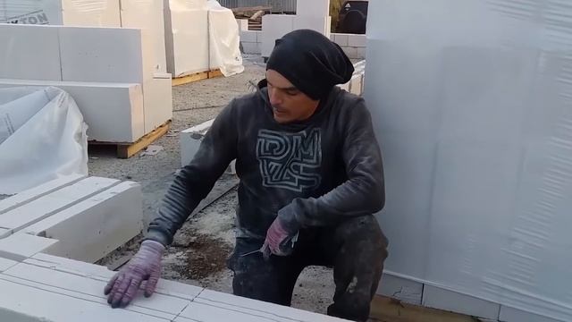 Первый ряд газоблока. Часть 3. Чем прорезать штробы для укладки арматуры в газобетоне?