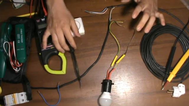 КАК МУЛЬТИМЕТРОМ УЗНАТЬ, ГДЕ В РАСПАЕЧНОЙ КОРОБКЕ ПОДКЛЮЧЕНА РОЗЕТКА И ОСВЕЩЕНИЕ смотреть онлайн