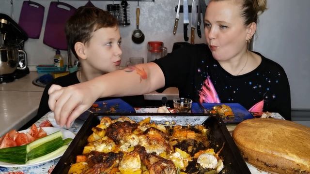 Mukbang Курица в духовке с грибами, картошкой Без пафоса/ Новый-год вместе с семьёй. смотреть онлайн