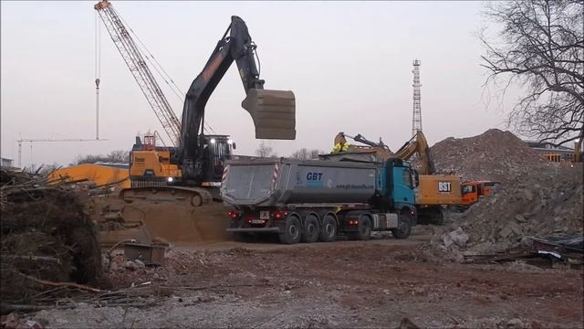 Bagger VOLVO EC 300 lädt LKW смотреть онлайн
