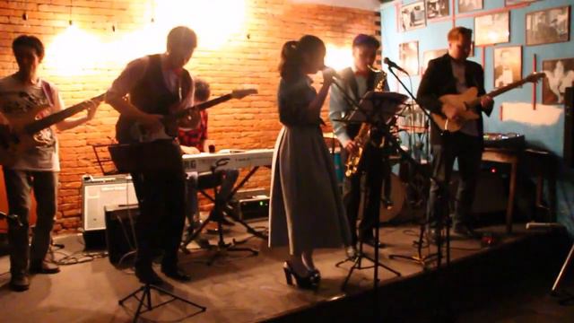 Зарина Божакова - Жёлтые ботинки (Live Band Funky Monkeys) смотреть онлайн