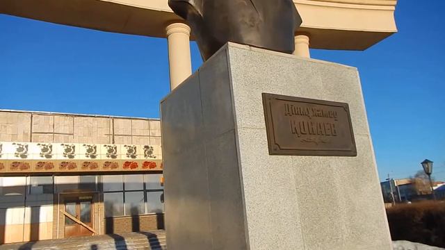 Уральск | кинотеатр "Казахстан" и бюст Кунаева смотреть онлайн