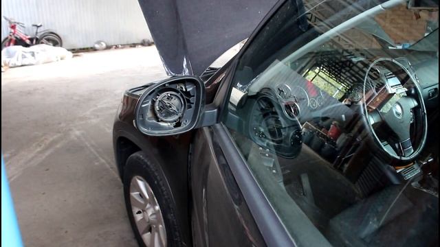 Замена зеркального элемента в боковом зеркале на Volkswagen Tiguan 2,0 Фольксваген Тигуан 2009 год смотреть онлайн