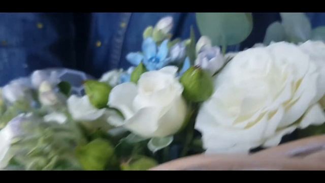 Белые кустовые розы в корзине смотреть онлайн