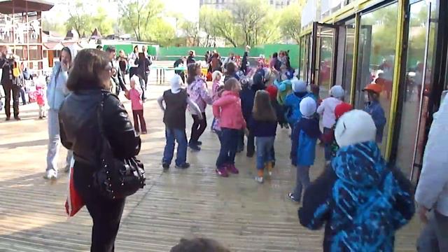 Сурикаты в московском Зоопарке 26.04.14. смотреть онлайн