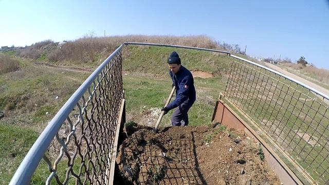 Вывожу минитрактором кучу глины смотреть онлайн