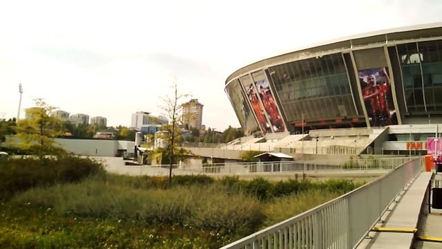 Парк возле стадиона. Park near the stadium. смотреть онлайн