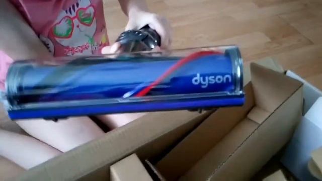 DYSON V8 animal+ РАСПАКОВКА и первые впечатления смотреть онлайн
